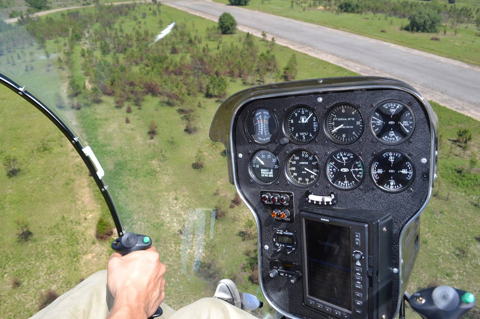 Safari 400 instrument panel with analog gauges seen from the cockpit in flight