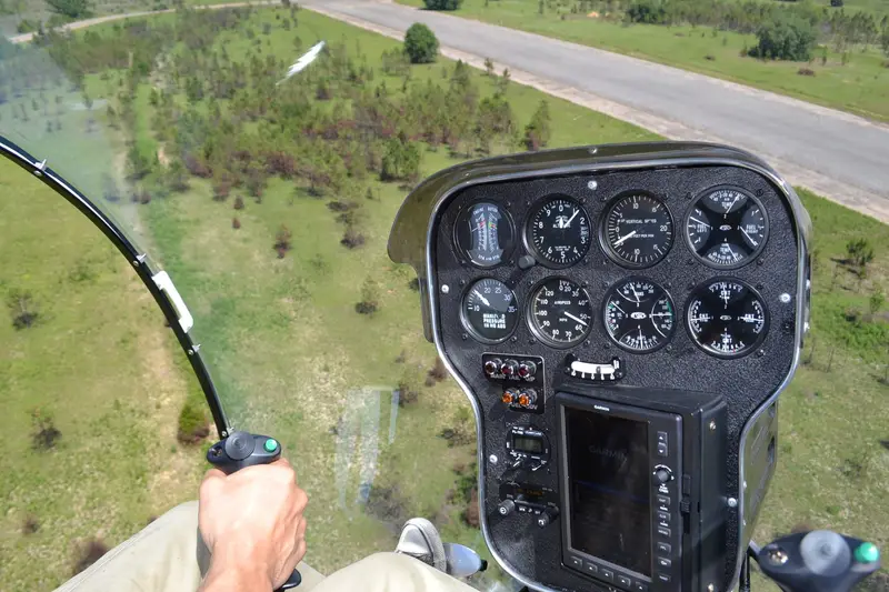 Safari 400 instrument panel with analog gauges seen from the cockpit in flight